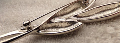 VTG TRIFARI SILVER TONE MODERN LONG FLOWER BUD STYLIZED BAR PIN BROOCH 3 1/8″