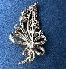 Artisan MCM Brooch Pin 2.25 Inch Flower Bouquet Ribbon Black AB Rhinestones Gold