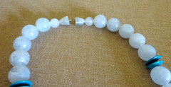 VINTAGE NECKLACE BLUE & PINK MOONGLOW MARBLED LUCITE ACRYLIC BEADS 23″