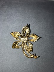 AAI Vintage Flower Pin Brooch White Faux Pearl Gold Tone Signed 1990s