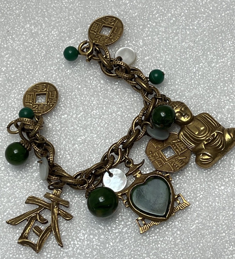 Vintage ART Green Bakelite Bead Asian Inspired Charm Bracelet 7.5”