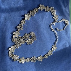 Vintage‑Style Silver Filigree Floral Necklace –Rhinestones Adjustable Length