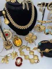 29 Pcs Vintage Gold Tone High End Jewelry Brooch Necklace Earrings Bracelet Lot