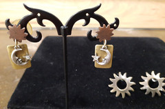VTG Y2K Era – 2 PR Sun Moon Earrings Post Dangle Celestial Bronze & Gold Tone