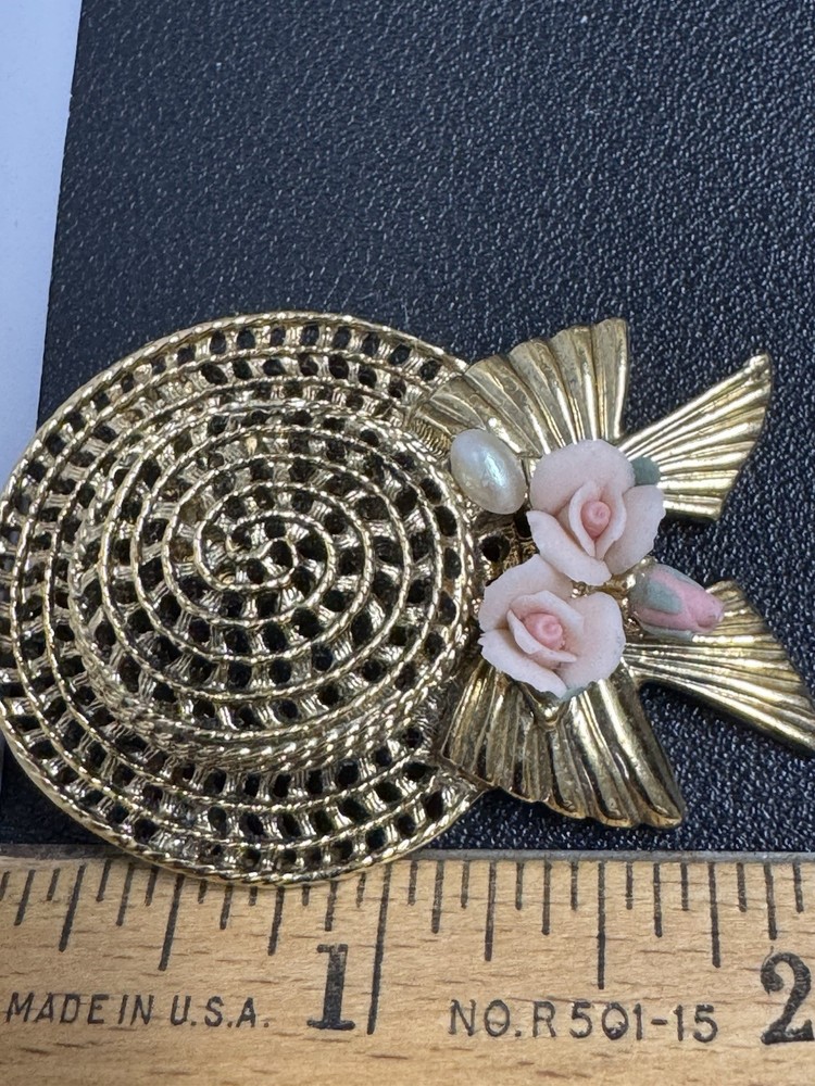 Gold Tone Textured Straw Garden Hat Pink Roses Pearl on Bow 2″ Brooch Pin 1928