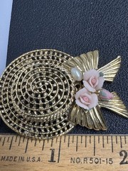 Gold Tone Textured Straw Garden Hat Pink Roses Pearl on Bow 2″ Brooch Pin 1928