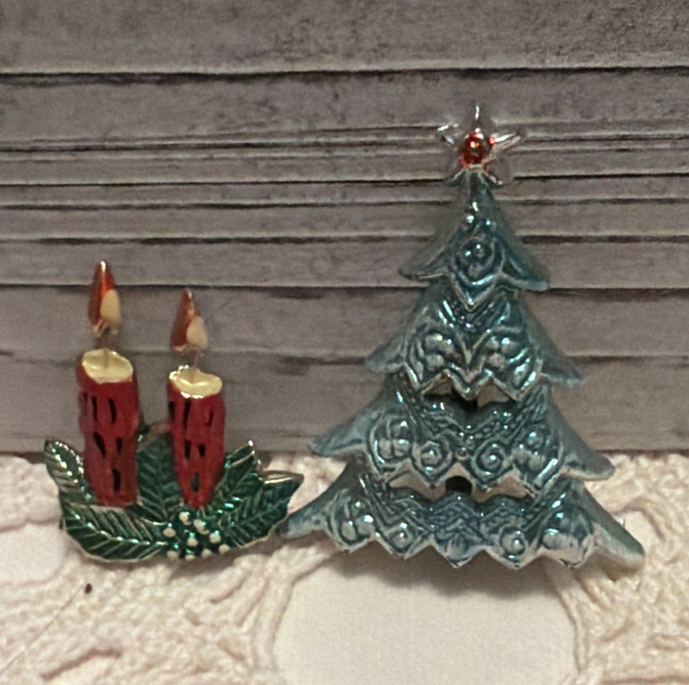 Christmas Tree & Candle Holiday Pin Set Lot of 2 Multicolor No Stone -e26