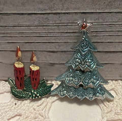 Christmas Tree & Candle Holiday Pin Set Lot of 2 Multicolor No Stone -e26