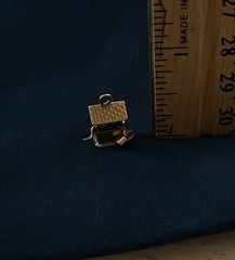 14k Vintage Yellow Gold Mini 3D Movable Wishing Well