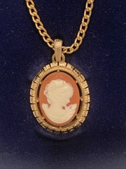 Vintage AVON 1974 Reversible Cameo Pendant Necklace,24″ Chain, Original Box