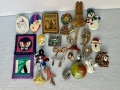 Lot Of 28 Vintage Brooches 9oz Holiday, Figural, Metal, Stone, Plastic Pre Owned