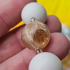 Vintage 1950s Mid Century Gold Foil Embedded Crackle Lucite Bead Necklace