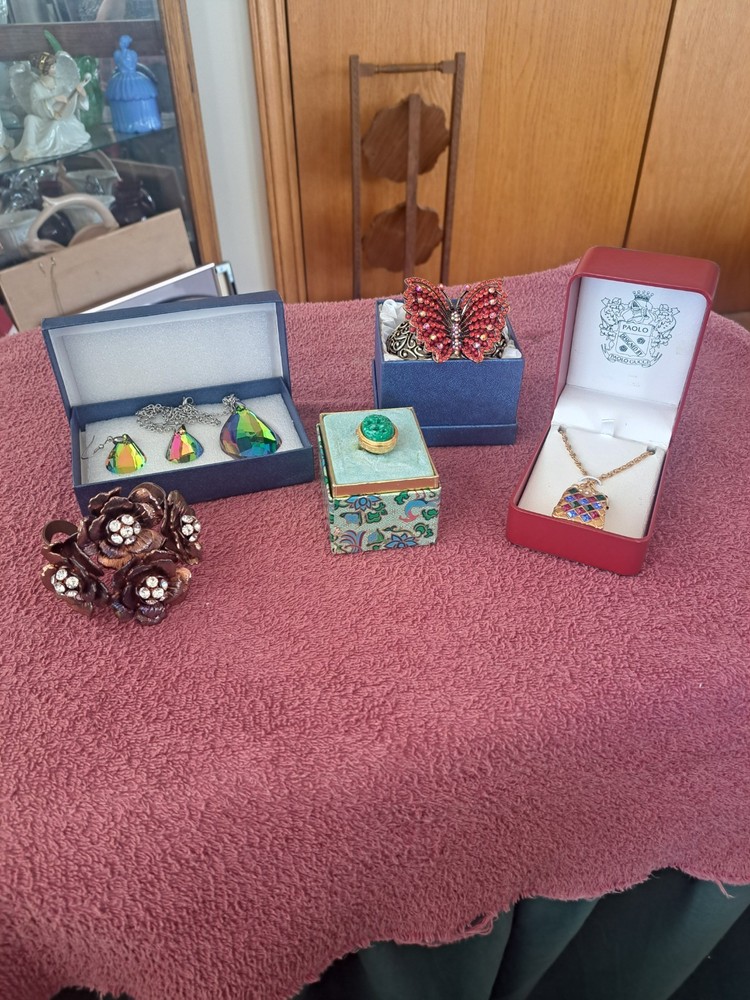 Costume Jewelry Mixed Lot 5 Varies Design & Varies iTone Paolo Gucci & Avon
