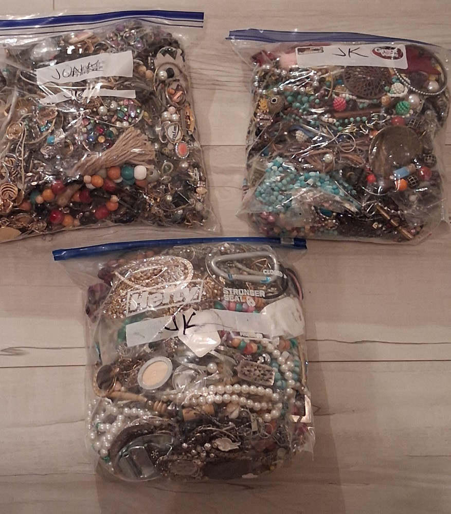 20 lbs -5 oz Vintage To Now CRAFT, REPAIR ,TANGLED Junk Jewelry Lot (JK005)