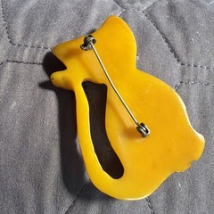 Vintage 13.3g Butterscotch Yellow Bakelite Sitting Cat Painted Pin Brooch