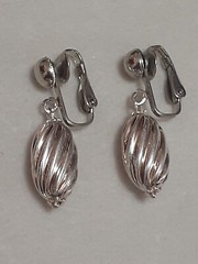 Vintage ribbed oval Silvertone lightweight clip on earrings