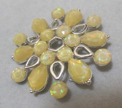 Vtg 2008 Unsigned TRIFARI Yellow Iridescent Acrylic Silver Tone 2” Brooch