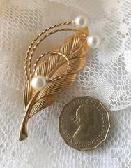 LOVELY VINTAGE LEAF BROOCH WITH THREE WHITE FAUX PEARLS-NICE MOTHER’S DAY GIFT!