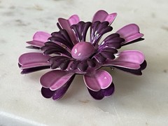 Vintage Retro Layered Shades of Purple Enamel Daisy Flower Metal Brooch Pin
