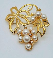 elegant Vintage style Gold Tone Bunch of grapes shape fashion jewelry Brooch/pin
