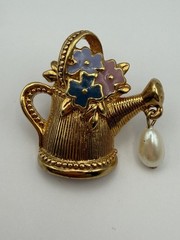 Beautiful AVON Goldtone Enamel Floral Pearl Drop Garden Watering Can Tac Pin
