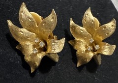 Vtg Erwin Pearl Textured Goldtone Orchid Floral Rhinestone Pistils Clip Earrings