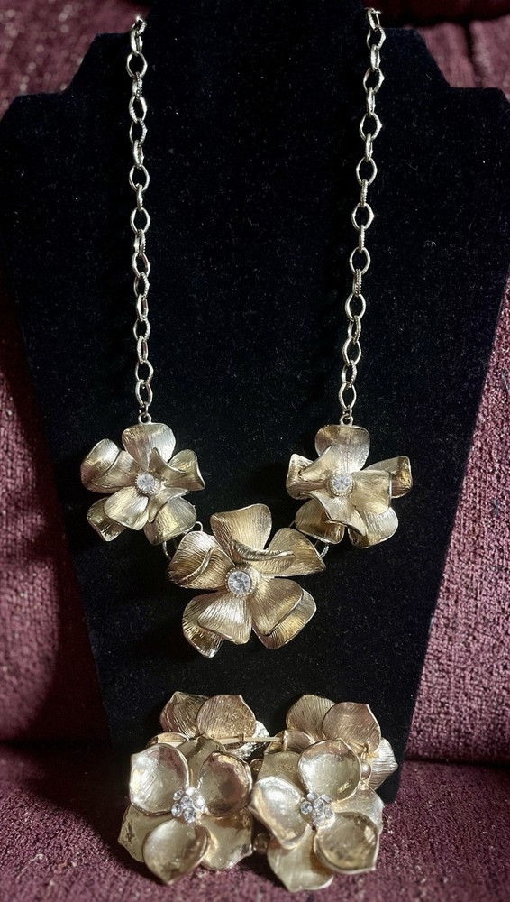 Signed “VCLM” Victorian Style Bold Y2K Gold Flower Necklace Bracelet Set 💕