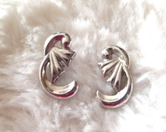Vintage 1970’s Sterling Silver 925 Ribbon 1″ Screw Back Earrings Beautiful