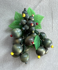 VINTAGE 1940’s MIRIAM HASKELL WOOD BLUEBERRY BROOCH / GREEN CELLULOID LEAVES