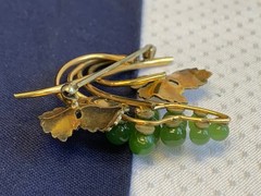 Vtg Gold Filled Krementz Grape Cluster Brooch 7.48g Jewelry Jade Look Stones Pin