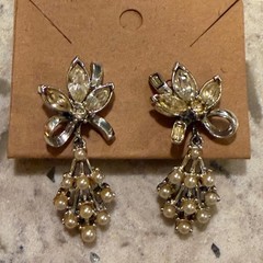 Vintage 1950s Silver Champagne Rhinestone Pearl Bow Drop Clip On Earrings