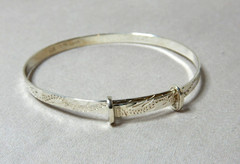 VINTAGE DECORATED STERLING SILVER BABY BANGLE 45mm INTERIOR DIAM 4135