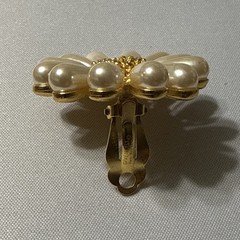 VTG GIVENCHY DAISY ONE CLIP ON EARRING