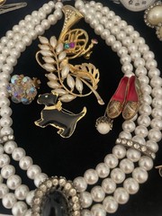 VINTAGE Junk Jewelry Lot FOR CEAFTS Some Signed Pieces Broken Singles Age Wear