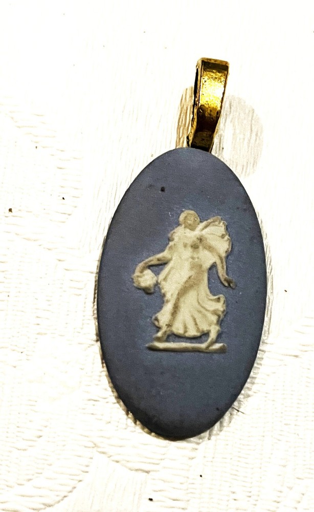vintage Wedgewood pendant so pretty 1.49 lomg 0.66 wide, HC