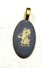 vintage Wedgewood pendant so pretty 1.49 lomg 0.66 wide, HC