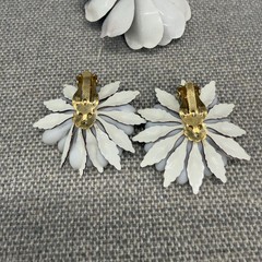 Vintage Flower Brooch Earrings Set Enamel Acrylic Brown White Clip Ons