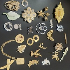 Lot of 26 Vintage Estate Jewelry Costume Brooches Pin Brooch Mix Metal