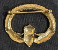 Vintage Claddagh 1.5 In Green Rhinestone Brooch Pin Gold Tone Irish Hands Crown