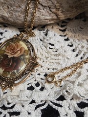 Vtg Sarah Coventry 1977 Rose Marie Cameo Rose Pendant Goldtone 23” Necklace P45