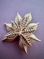 VINTAGE CORO Golden Textured Double Leaf Pin BROOCH ￼2.46”