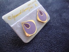 VINTAGE SAMUEL HUANG DESIGNER CLOISONNE RETRO MOD PURPLE & LAVENDER STUD EARRING
