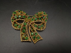 Antique Green Glass Beads Gold tone Bow Brooch Unsigned 2.25″ Diameter