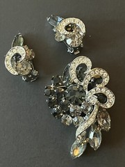 Vintage Stunning Rhinestones Pin Brooch Gray & Cleat Prong Set Stones