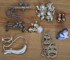 Lot of 8 VTG Cat Pins Brooch Brushed Gold Tone Silver Tone AJC TWC LR Tabby