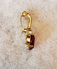 UNBRANDED – RED FACETED RHINESTONE PENDANT NO CHAIN – GOLDTONE