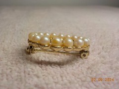 VINTAGE GOLDTONE METAL FAUX PEARL LINED ROUND BROOCH 1 1/8″ ROUND