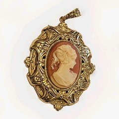 Vintage Retro Ornate CAMEO PENDANT Carved Lady Acrylic/Resin Gold Tone ESTATE