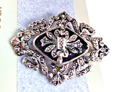 Elegant Vintage-Style Fashion Brooch, Silver Tone Floral Design. 1.5″