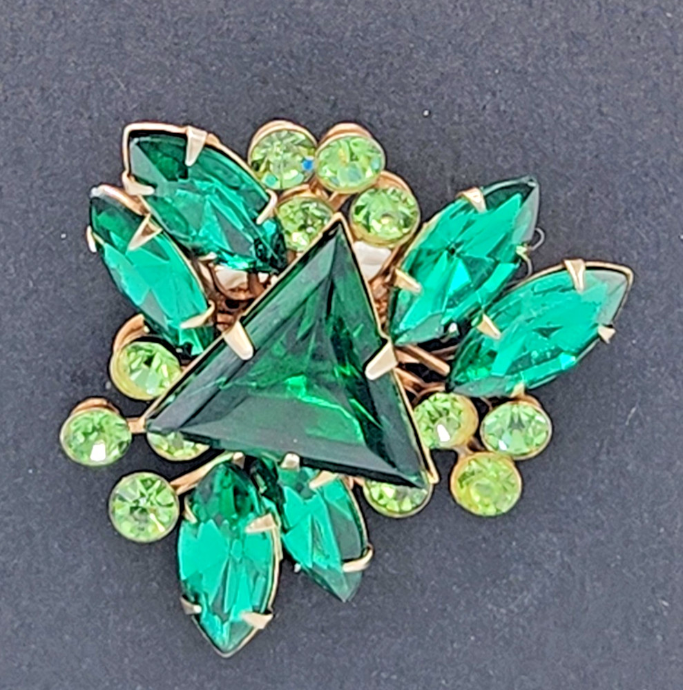 Vintage Emerald Green Rhinestone Gold Tone Brooch Pin Triangle Marquise Glass
